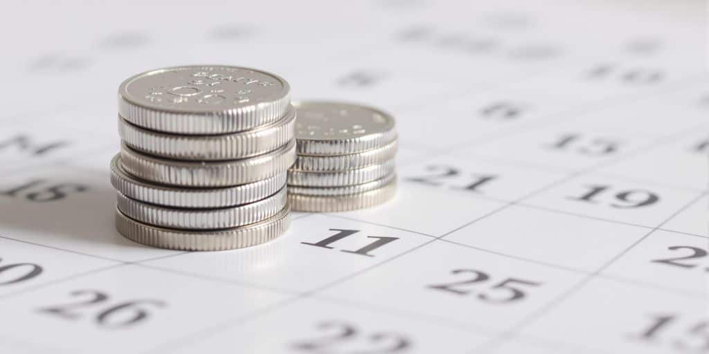 Pièces d'argent sur un calendrier