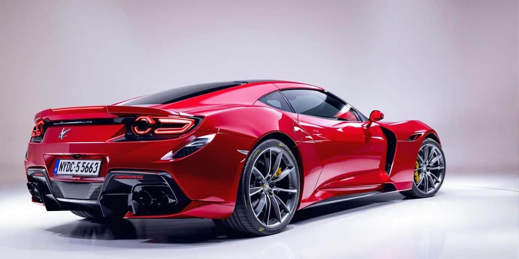 Voiture de sport rouge sur fond flou.