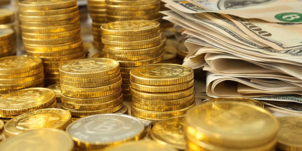 Un portefeuille rempli de diverses pièces et billets.