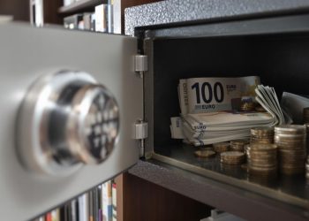 Billets de banque, coffre-fort, maison, tirelire, sécurité.