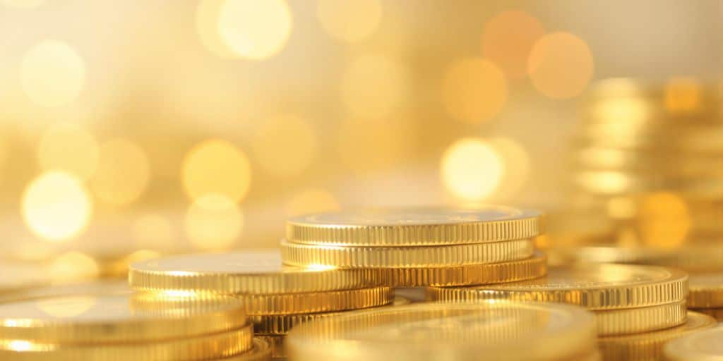 Pièces d'or empilées avec un arrière-plan flou.