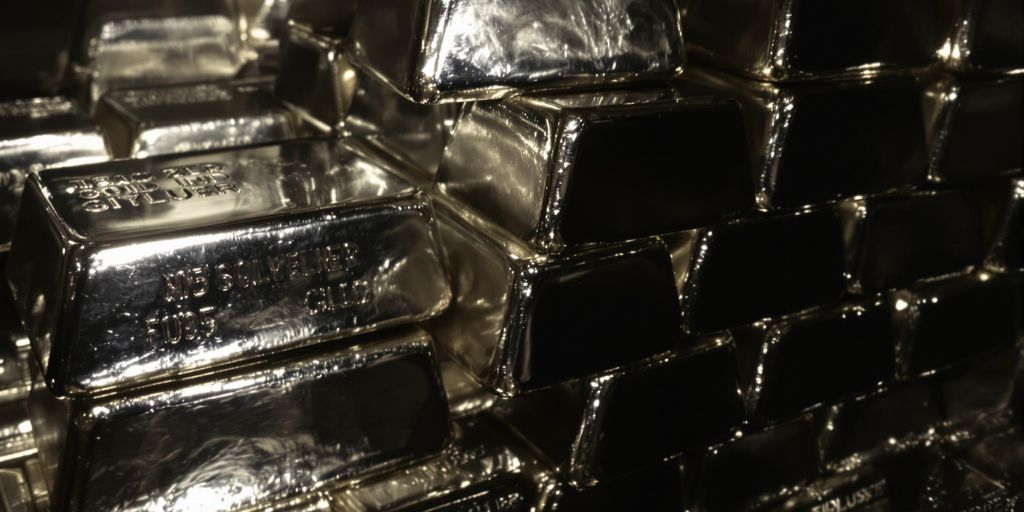 Lingots d'argent empilés dans une chambre forte.