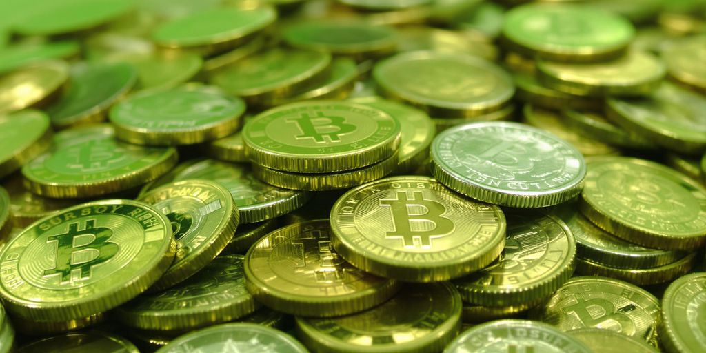 Pièces de monnaie empilées recyclées sur fond vert