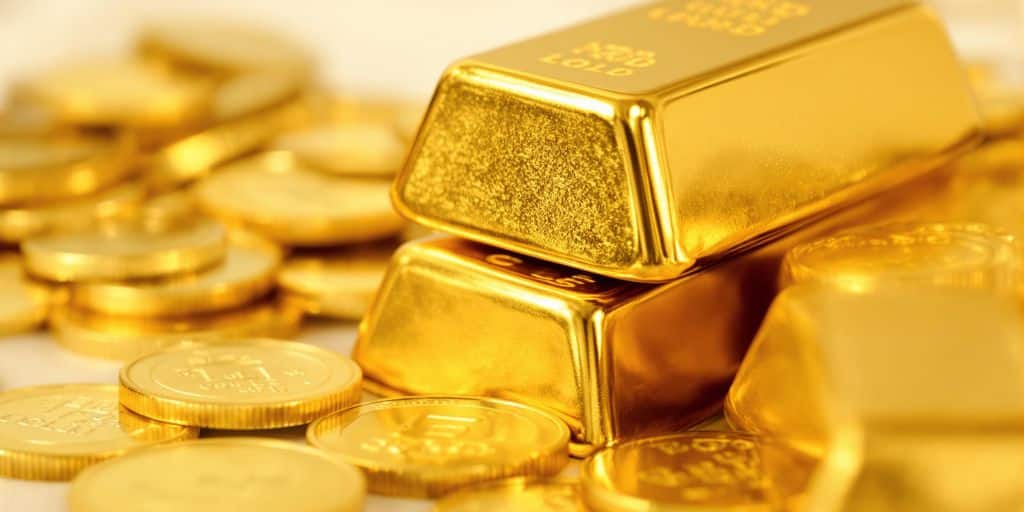 Lingots et pièces d'or empilés