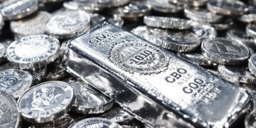 Lingots et pièces d'argent brillant.