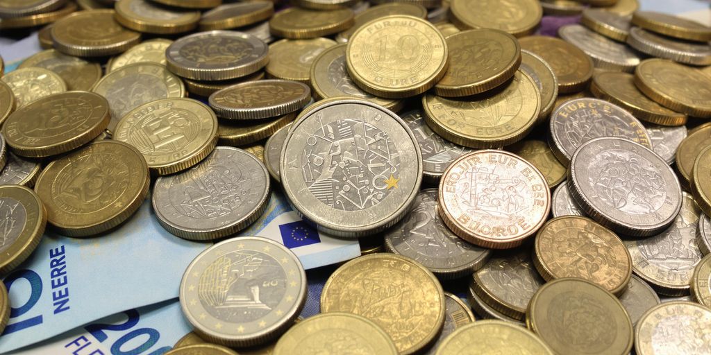 Pile de pièces d'euros et billets bleus