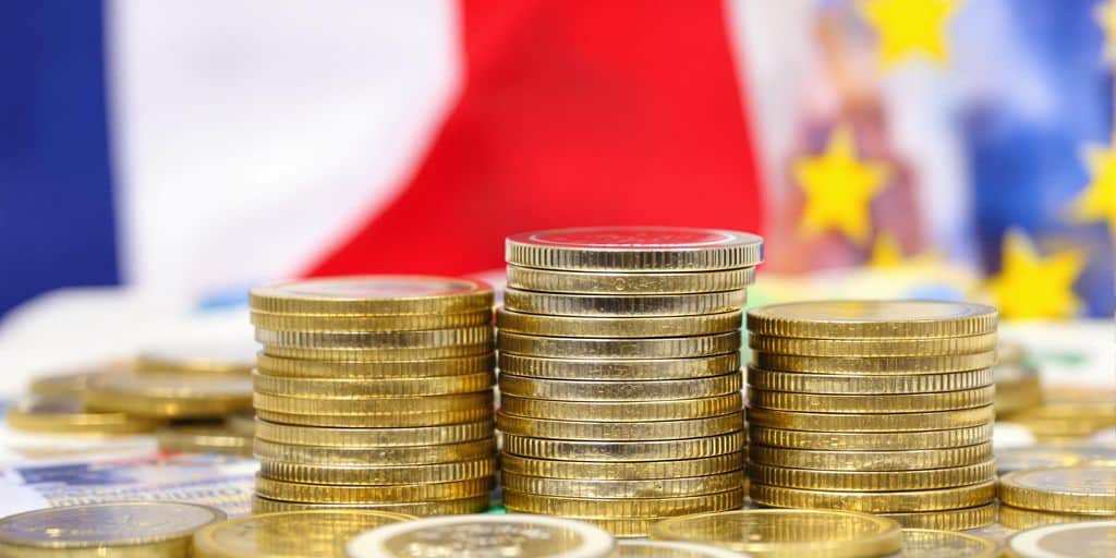 Pièces euros, billets euros, drapeau français, drapeau européen.