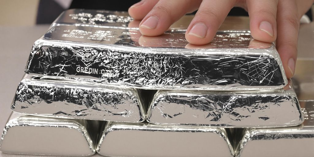 Lingots argent, mains, fond neutre