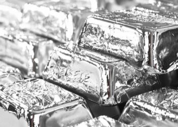 Lingots d'argent sous une loupe grossissante.