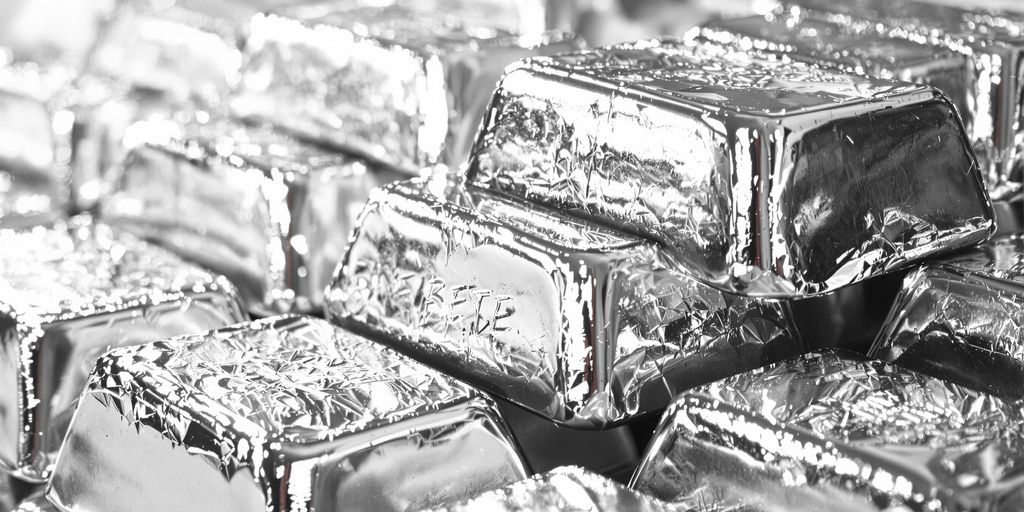 Lingots d'argent sous une loupe grossissante.