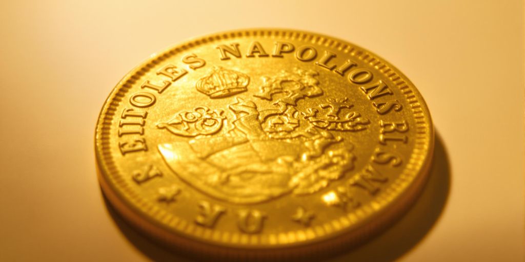 Un Napoléon en or seul sur fond uni.