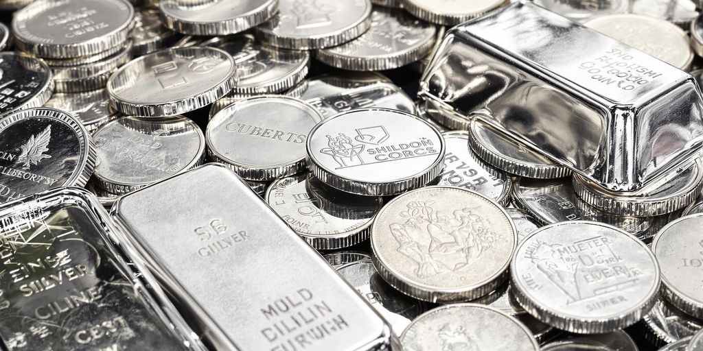 Pièces, lingots et éléments d'argent brillants.