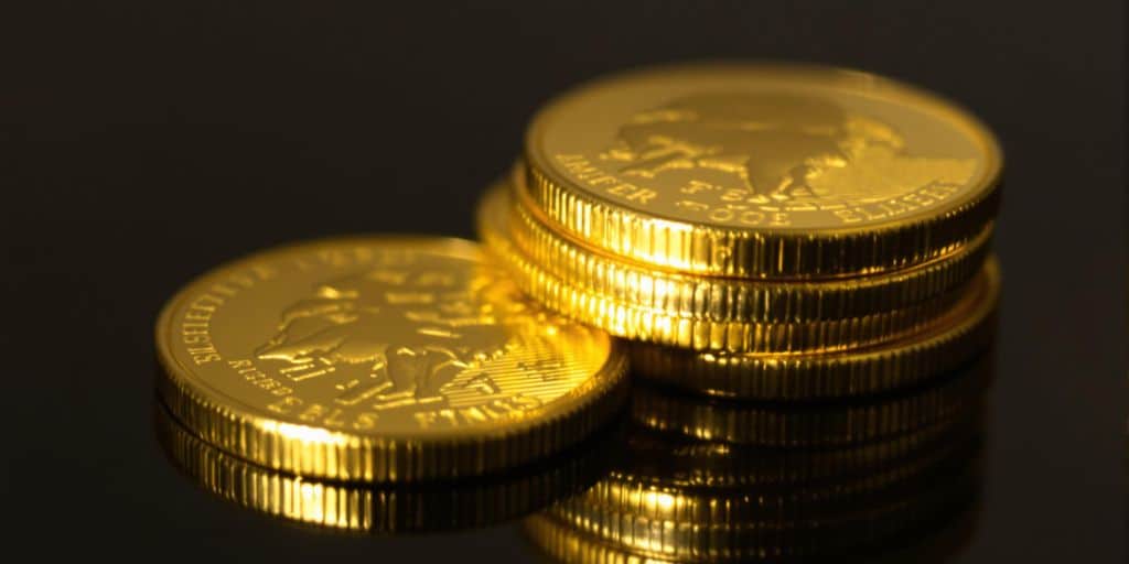Pièces d'or américaines empilées, brillant vivement.