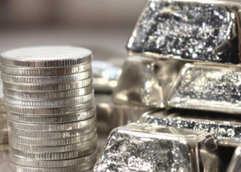 Pièces d'argent brillantes et lingots