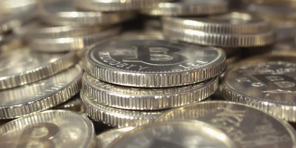 Pile de pièces d'argent brillantes en gros plan.