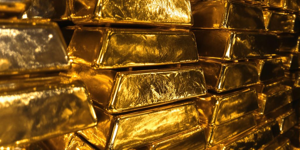 Lingots d'or empilés dans une chambre forte