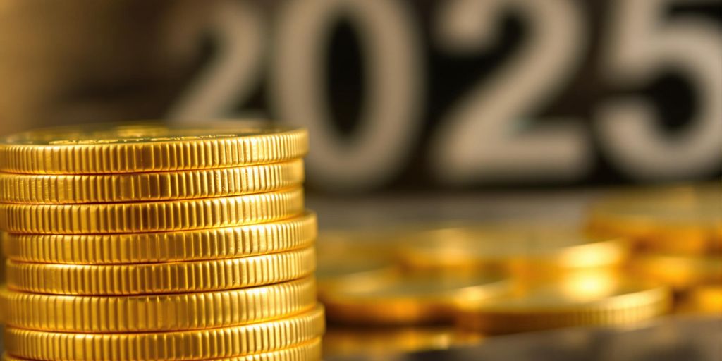 Pièces d'or empilées, chiffres 2025 en arrière-plan flou.