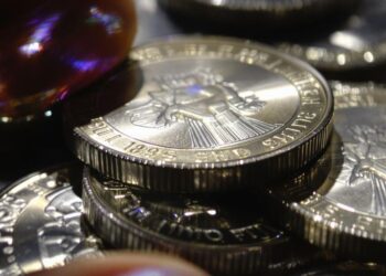 Pièces d'argent examinées de près.