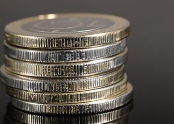 Pièces d'argent brillantes empilées sur une surface foncée