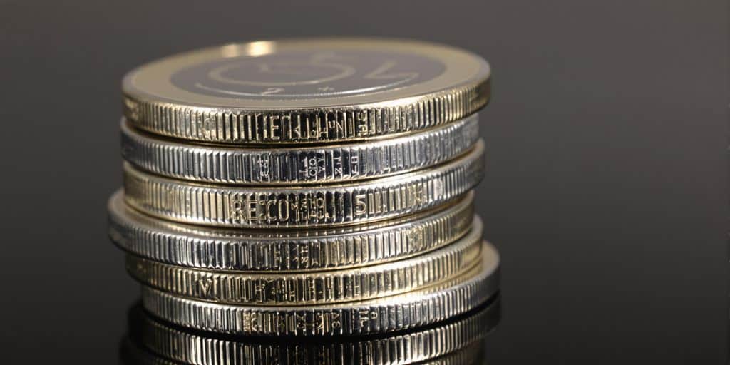 Pièces d'argent brillantes empilées sur une surface foncée