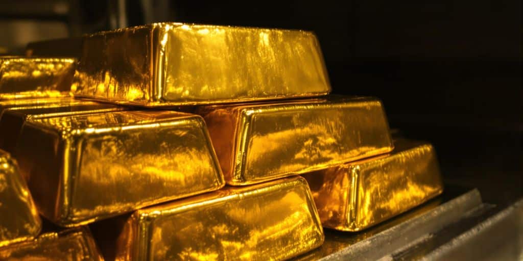 Lingots d'or empilés dans une chambre forte