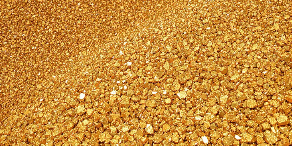Montagne d'or brillant extraite d'une mine africaine.