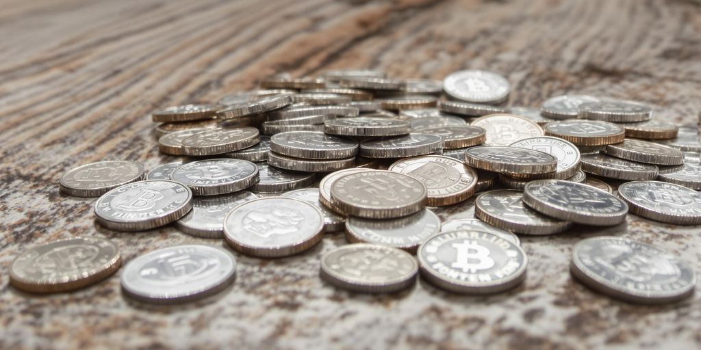 Pièces d'argent sur une table en bois rustique