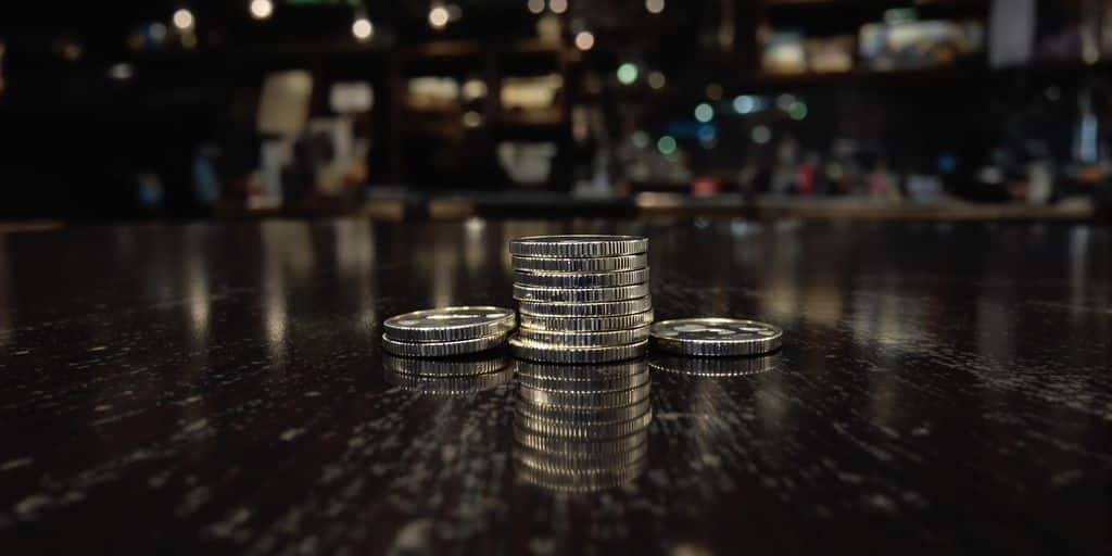 Pièces d'argent sur comptoir