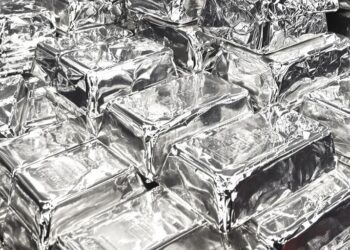 Lingots d'argent brillants empilés