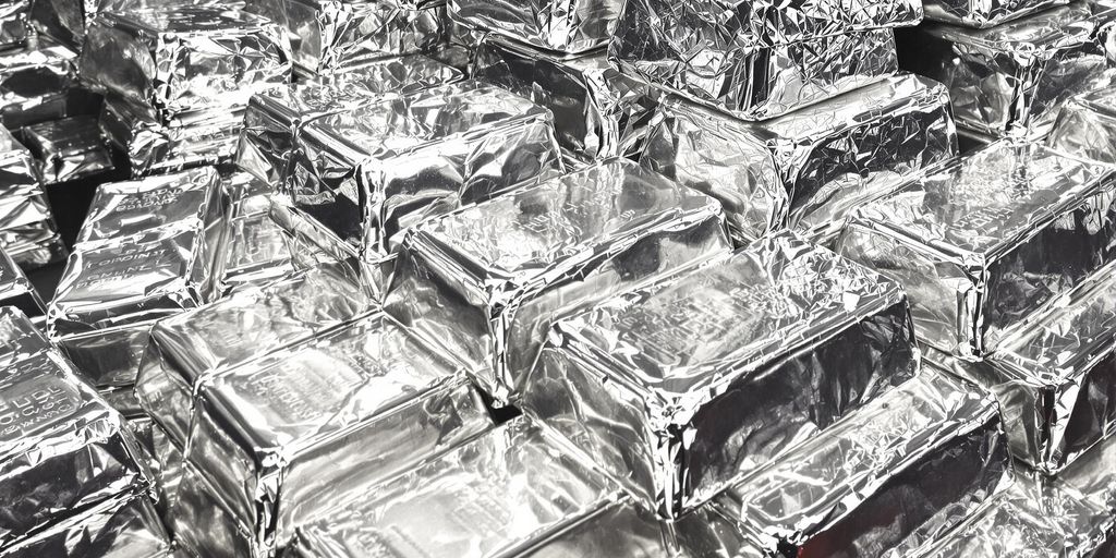 Lingots d'argent brillants empilés