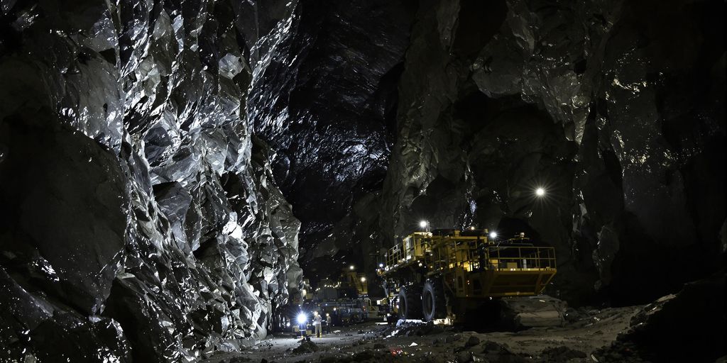 Une vaste mine d'argent souterraine avec des tunnels illuminés.