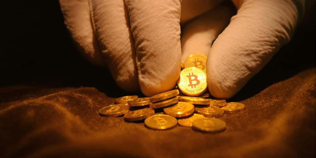 Vieilles pièces d'or dans une main experte.