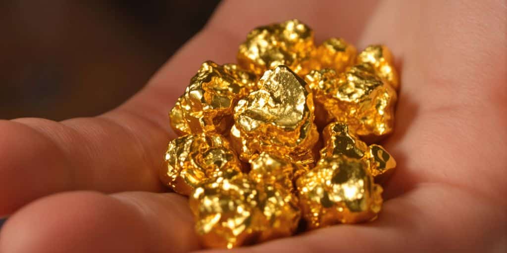 Main tenant des pépites d'or