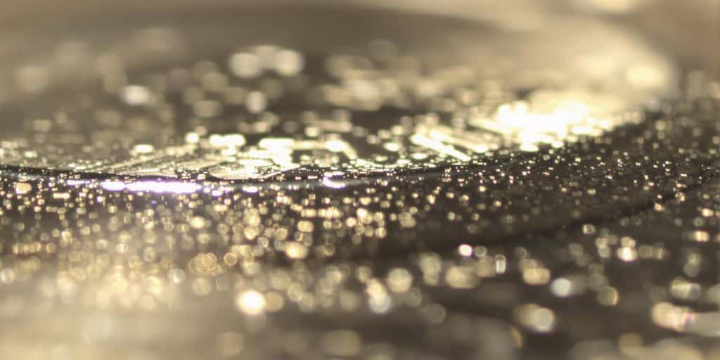 Pièce en argent brillant examinée de près.