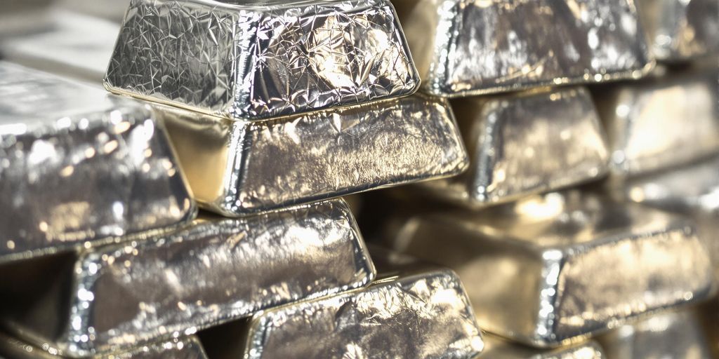 Lingots d'argent brillant empilés.