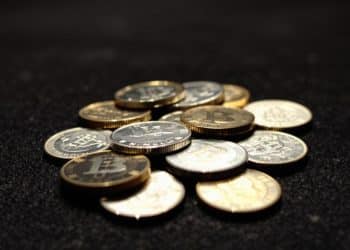 Pièces d'argent sur fond sombre