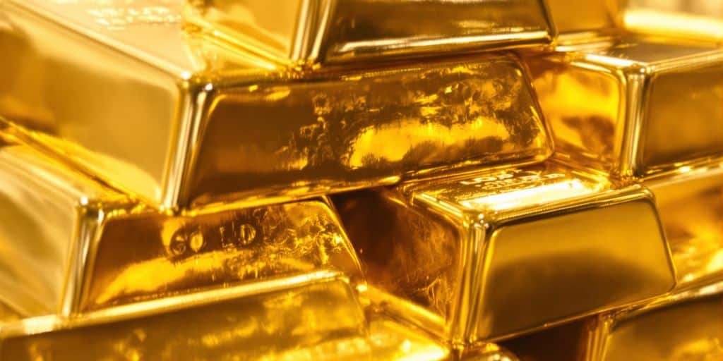Lingots d'or brillants empilés