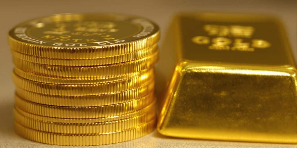 Pièces d'or empilées et lingots brillants