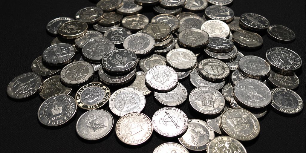 Pièces d'argent brillantes sur une surface sombre