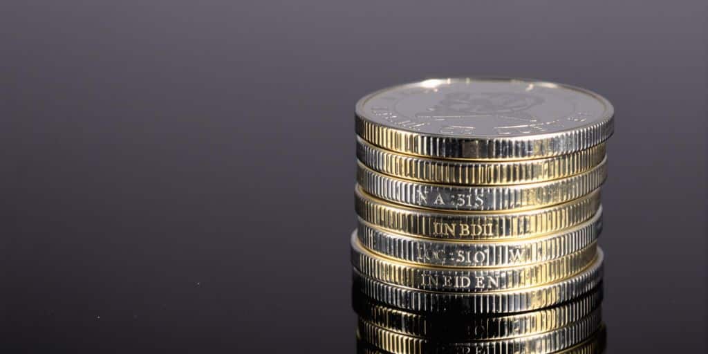 Pièces d'argent brillantes empilées