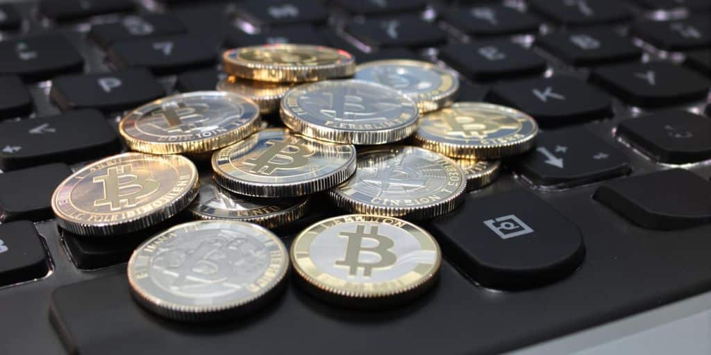 Pièces d'argent sur un clavier d'ordinateur
