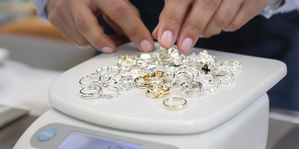 Professionnel pesant des bijoux en argent.
