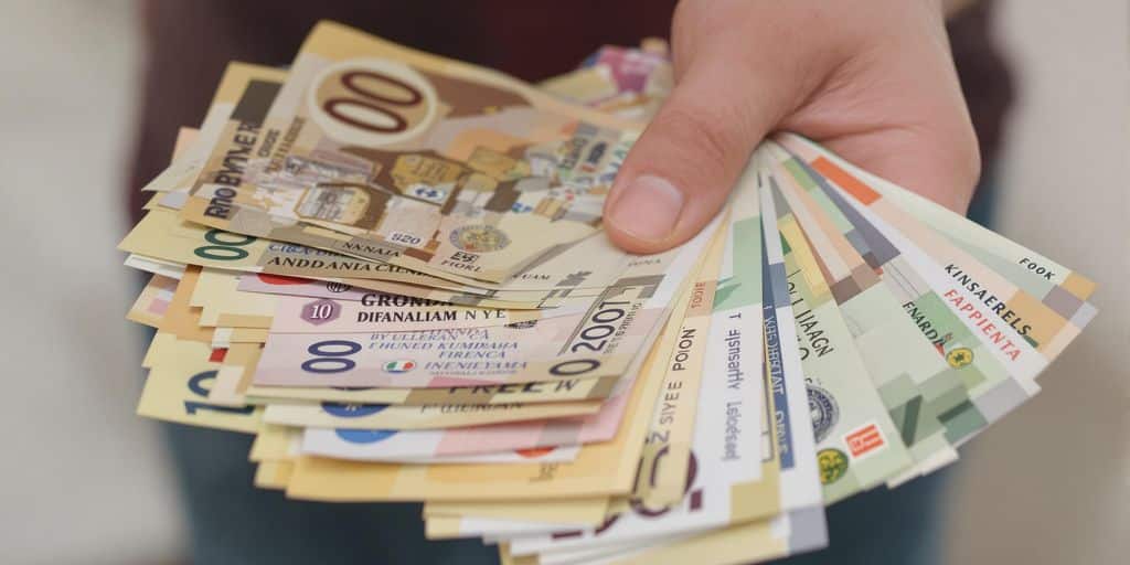 Main tenant des billets de banques étrangers.