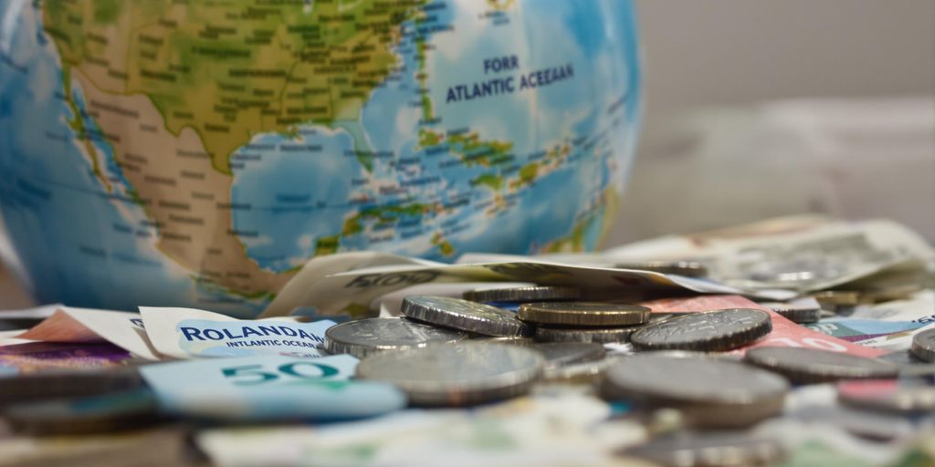 Billets, pièces et globe terrestre