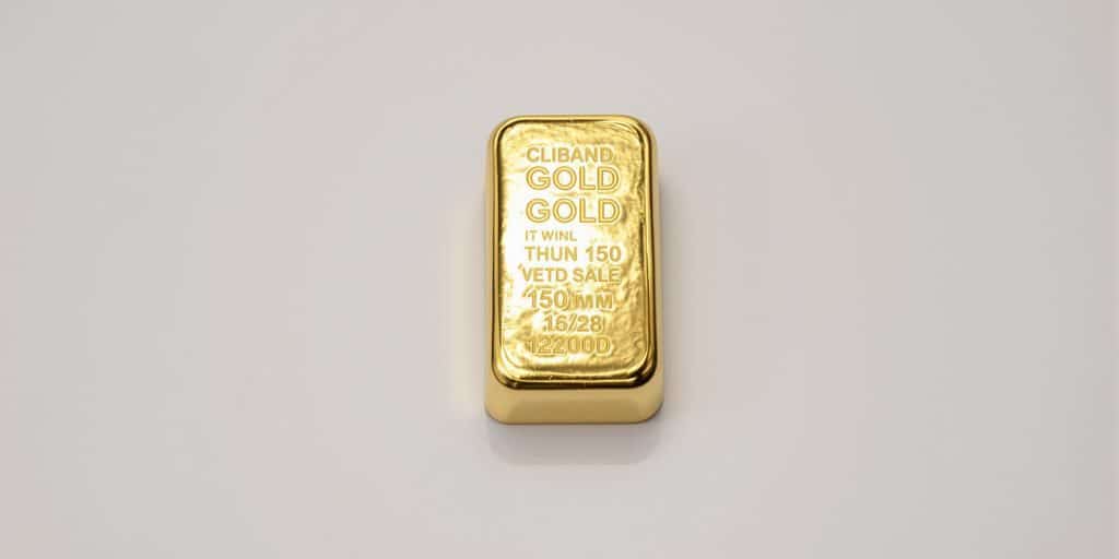 Lingot d'or brillant sur fond neutre.