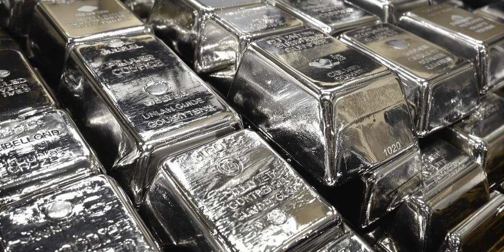 Lingots d'argent scintillant sur un fond flou.
