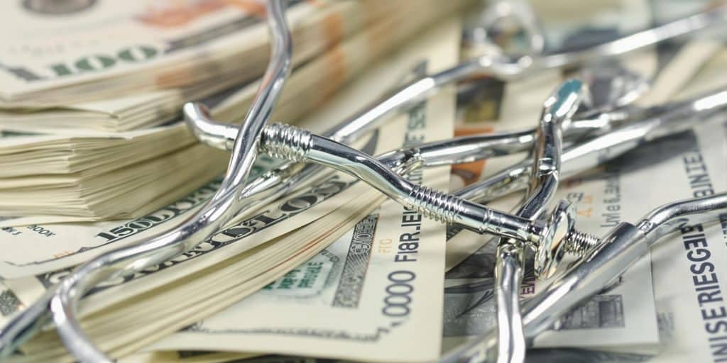 Des billets d'argent et des instruments médicaux.