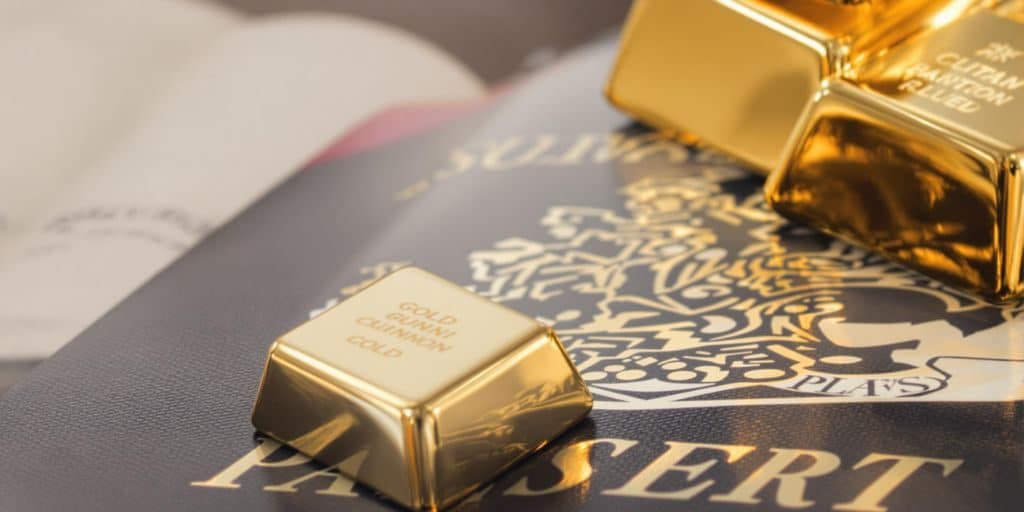 Lingots d'or sur un passeport ouvert.