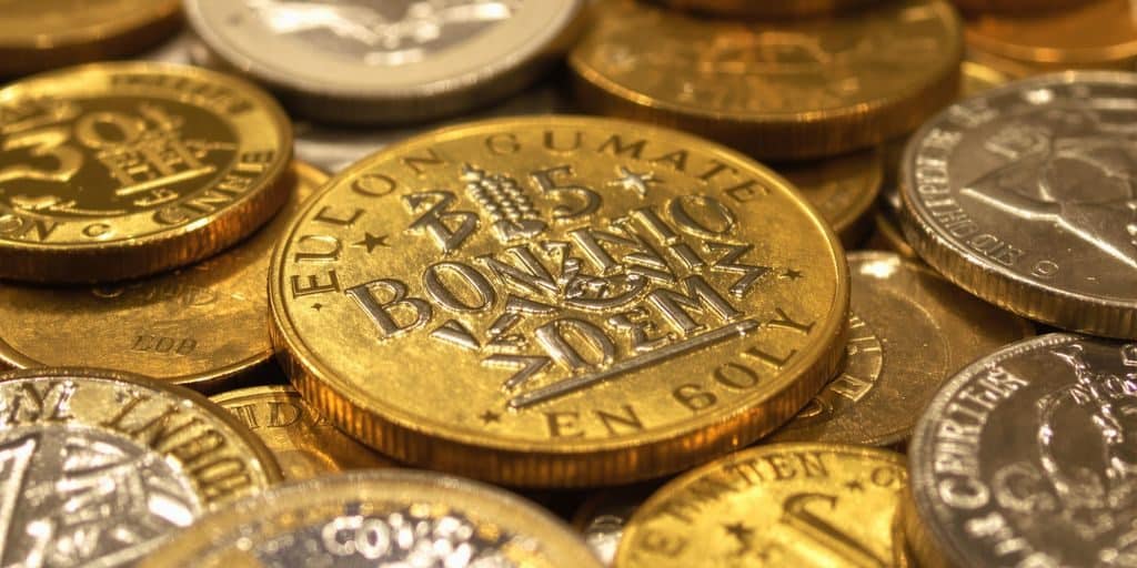 Pièces numismatiques dorées et argentées aux détails fins.
