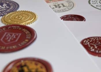 Documents juridiques avec des sceaux officiels.